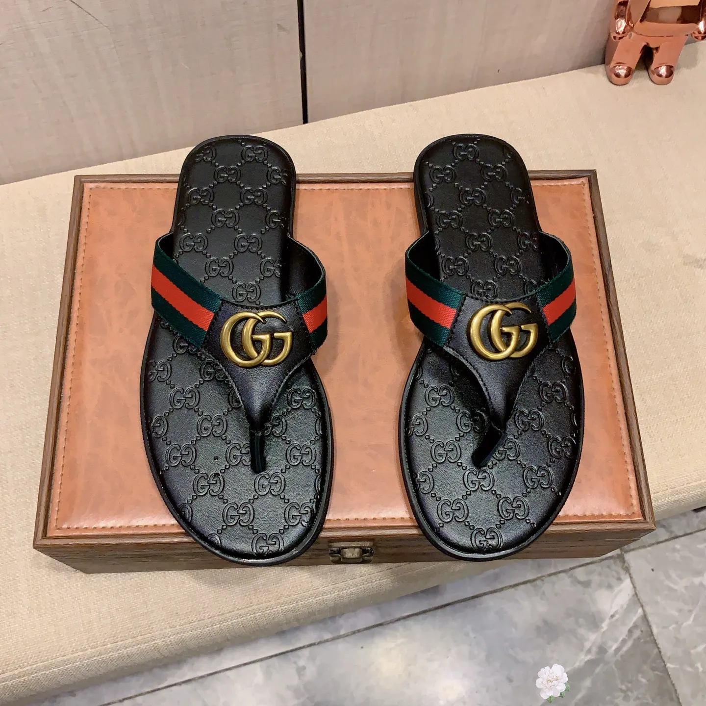 Slippers: New model: Factory price: 260💰💰🎩🎩🔥🔥《 Gucci* 》Series of slippers top purchasing agent🔍🔍Sold at the same time for men, original Italian imported webbing made of selected cowhide, exquisite workmanship,), sole: (super comfortable) original factory special sole, ⚠️exclusive double-layer movable molded sole super comfortable⚠️, real shot🎬the real thing is more beautiful🔍🔍266 regular code 38-44, can be ordered 45.